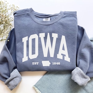 Sweat-shirt de l'Iowa, chemise de carte de l'Iowa aux couleurs confortables, souvenir de voyage de vacances dans l'Iowa, cadeau pour un jour de match emménageant dans l'Iowa Crewneck