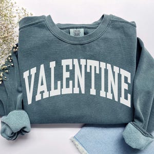 Valentine Sweatshirt, Comfort Colors Be My Valentine Shirt Valentines Day Gift XOXO Sweater, Preppy Valentines Day Crewneck Love Sweatshirt