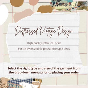 以下が含まれることがあります： 白地に茶色とピンクの格子模様の背景に「Distressed Vintage Design」というテキスト。テキストは茶色のフォントで書かれています。テキストには、「Distressed Vintage Design」、「高品質なレトロな雰囲気のプリント」、「オーバーサイズにする場合は、2サイズ上のサイズをお選びください」と書いてあります。