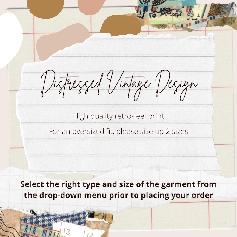 以下が含まれることがあります： 白地に茶色とピンクの格子模様の背景に「Distressed Vintage Design」というテキスト。テキストは茶色のフォントで書かれています。テキストには、「Distressed Vintage Design」、「高品質なレトロな雰囲気のプリント」、「オーバーサイズにする場合は、2サイズ上のサイズをお選びください」と書いてあります。