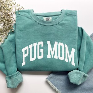 Pug Mom Sweatshirt, Comfort Colors Pug Mom Shirt, Pug Mama Shirt, Dog Mom Gifts, Dog Mom Sweatshirt, Pug Mom Gift, Dog Lover Pug Mom Tshirt