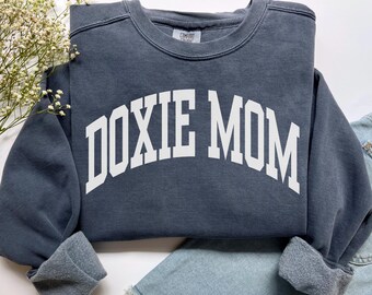 Doxie Mom Sweatshirt, Comfort Colors Doxie Mom Shirt Dachshund Mom Gift, Preppy Weenie Mom Sweatshirt Sausage Dog Wiener Dog Mom Sweater