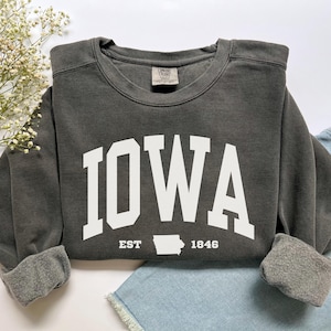 Iowa Sweatshirt, Comfort Colors Iowa Shirt, Travel Iowa Vacation Trip Souvenir, Iowa Map USA Moving to Iowa Crewneck College Student Gift