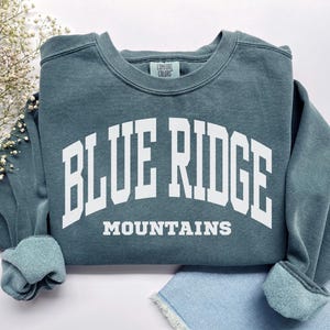 Blue Ridge Mountains Sweatshirt, Komfortfarben Blue Ridge Parkway Shirt, Appalachen Urlaubsreise Souvenir Geschenk, Nationalpark Rundhalsausschnitt
