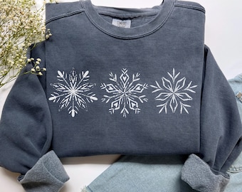 Sudadera con copos de nieve, Camiseta con copos de nieve de Comfort Colors, Regalo de Navidad, Suéter navideño de invierno, Pijama navideño, Feliz Navidad, Cuello redondo