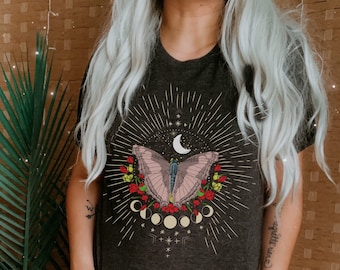 Göttin Shirt Witchy Stuff Monarch Schmetterling Schmetterling Shirt Celestial Shirt Schmetterling Top Botanisch Tarot Karte Shirt Mond Shirt Spirituell
