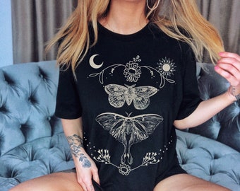 Okkultes Shirt Mond Kind Witchy Shirt spirituelle Shirts Oversized T Shirt Tarot Shirt Celestial Moth Death Moth Hexe Shirt Insekt Shirt