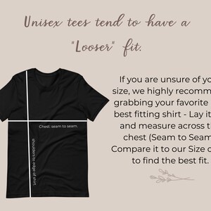 K&ouml;nnte beinhalten: Ein schwarzes T-Shirt mit Anweisungen, wie man die richtige Gr&ouml;&szlig;e misst. Der Text lautet: "Unisex-T-Shirts haben tendenziell eine "lockere" Passform. Wenn Sie sich nicht sicher sind, welche Gr&ouml;&szlig;e Sie ben&ouml;tigen, empfehlen wir Ihnen dringend, Ihr Lieblings-T-Shirt zu nehmen, das Ihnen am besten passt - Legen Sie es flach hin und messen Sie die Brustweite (von Naht zu Naht). Vergleichen Sie dies mit unserer Gr&ouml;&szlig;entabelle, um die perfekte Gr&ouml;&szlig;e f&uuml;r Sie zu finden."