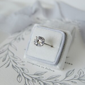 Hannah: Round Cut Solitaire with Under Halo CZ & Sterling Silver zdjęcie 3