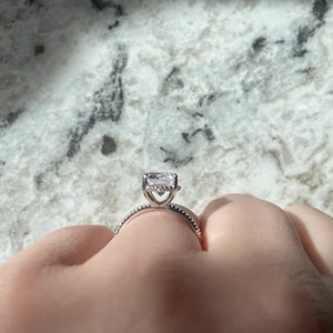 Hannah: Round Cut Solitaire with Under Halo CZ & Sterling Silver zdjęcie 9