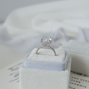 Hannah: Round Cut Solitaire with Under Halo CZ & Sterling Silver zdjęcie 4