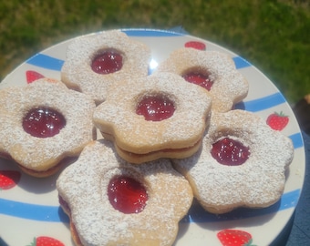 Hausgemachte frische Linzer Kekse gefüllt mit Bio-Erdbeermarmelade auf Bestellung