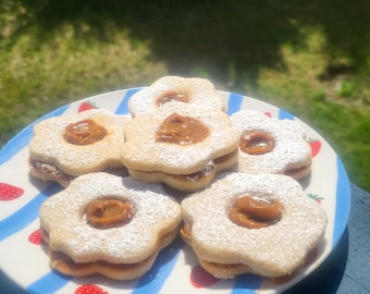 Hausgemachte frische Linzer Kekse gefüllt mit Dulce de Leche nach Wunsch