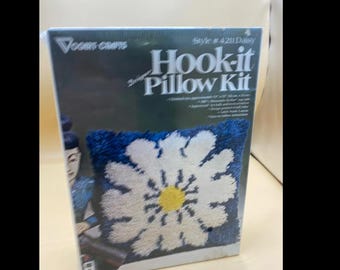 Vogart Crafts Hook It Latch Hook Pillow Kit #4211 Daisy 13"x13" New