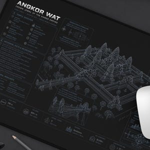 Könnte beinhalten: Eine rechteckige schwarze Schreibtischunterlage mit einer weißen technischen Strichzeichnung von Angkor Wat. Das Design umfasst detaillierte architektonische Diagramme, Beschriftungen und den Text Angkor Wat Crown Jewel of the Khmer Empire.