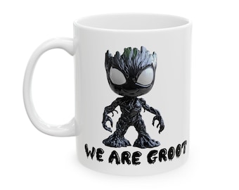 Könnte beinhalten: Weiße Keramiktasse mit einer schwarzen Groot-Figur und dem Schriftzug "WE ARE GROOT". Die Figur hat große weiße Augen. Die Tasse hat einen gebogenen Griff.