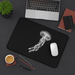 Zwart-wit foto van Jelly Fish Desk Mat