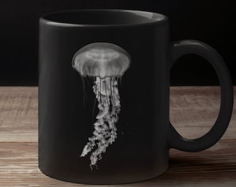 Schwarz-Weiß Foto von Qualle Fisch personalisiert benutzerdefinierte schwarze Tasse