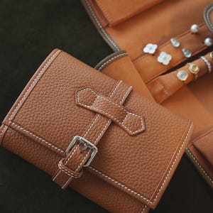 Leder Schmuckschatulle, Schmuck Organizer Rolle, Echtleder Schmuck Aufbewahrungsbox für Ringe, Ohrringe und Halsketten - Geschenk für Sie