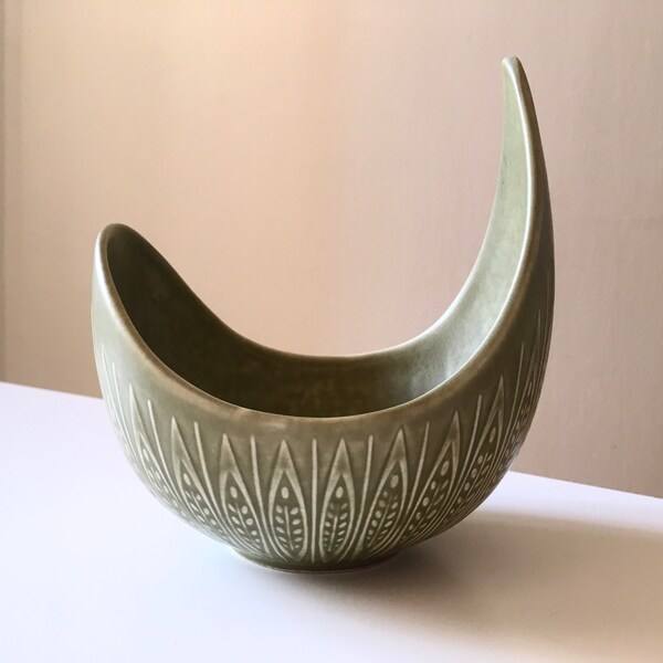 Collectible! Superb Swedish Scandinavian mid century modern biomorphic Rörstrand Rialto ceramic bowl design Gunnar Nylund. Sweden, 1950s.