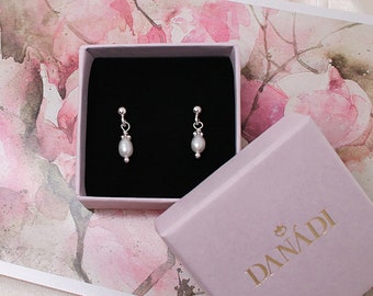 Delicate freshwater pearl earrings in 925 sterling silver | filigree white pearl earrings | minimalist pearl stud earrings
