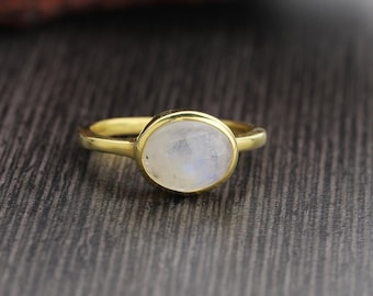 Anillo de piedra lunar arcoíris bañado en oro - Anillo de piedra lunar simple - Anillo de piedra natal de junio - Anillo de piedra lunar ovalado