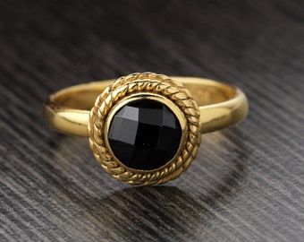 Delicado anillo de oro con ónix negro / Joyería artesanal con piedras preciosas negras / Elegante anillo de oro para mujer / Anillo llamativo negro / Regalo para ella