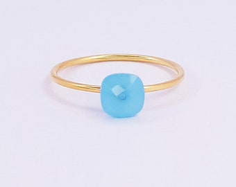 Anillo de calcedonia azul, anillo de cojín, anillo de oro, anillo de piedra preciosa de calcedonia azul, anillo apilable, anillo hecho a mano con piedra de nacimiento de calcedonia aguamarina.
