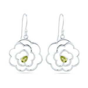 Peut inclure: Une paire de boucles d'oreilles pendantes argentées. Chaque boucle d'oreille présente un motif en forme de fleur avec une pierre précieuse verte clair en forme de poire au centre. Fermeture à crochet.