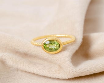 Anillo de peridoto de oro de 18 quilates, anillo de piedra preciosa ovalada, anillo minimalista delicado, anillo llamativo, anillo hecho a mano, joyería de cristal, regalo de compromiso para ella.