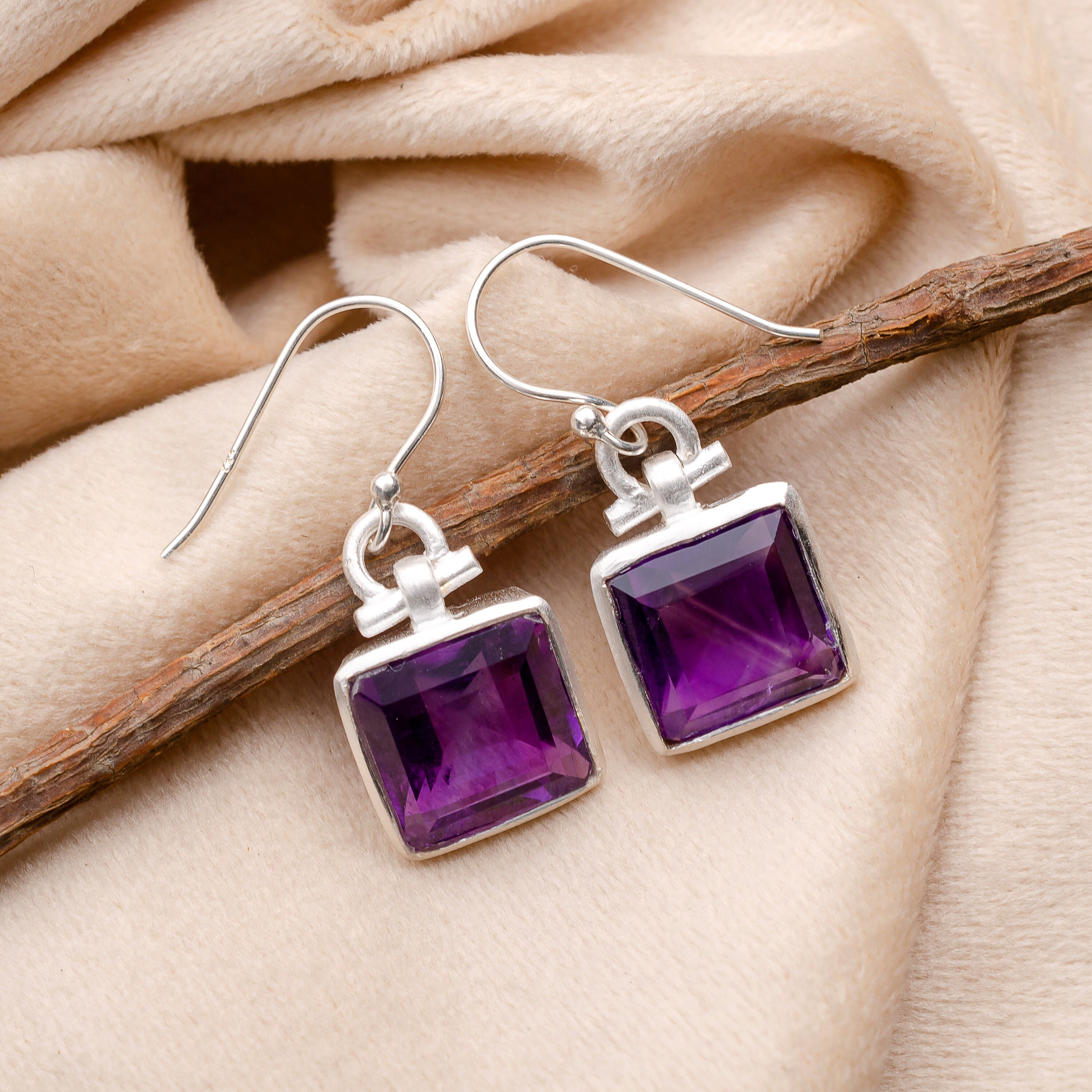 Orecchini pendenti in ARGENTO 925 con AMETISTA naturale viola Orecchini pendenti in ARGENTO 925 con AMETISTA naturale viola