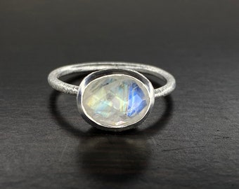 Anillo de piedra lunar arcoíris azul natural - Anillo de plata de ley 925 - Banda rayada - Anillo de piedra natal de junio - Anillo de piedra lunar ovalado - Anillo delicado