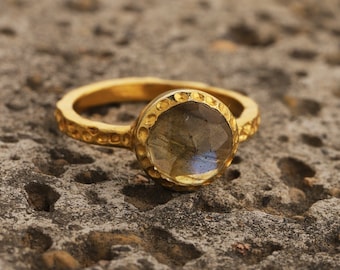 Anillo de labradorita - Anillo redondo - Anillo engastado en bisel - Anillo de piedras preciosas - Anillo apilable - Anillo de oro - joyería chapada en oro de 18 k con acabado de puntos antiguos