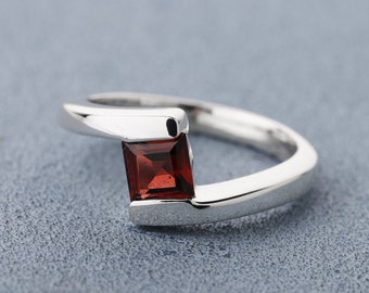 Natural Garnet 925 Sterling Silver Ring Solitaire Ring Handmade women ring