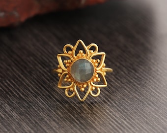 Anillo de oro con labradorita / anillo apilable / delicado anillo de plata esterlina con piedras preciosas / anillo de eternidad