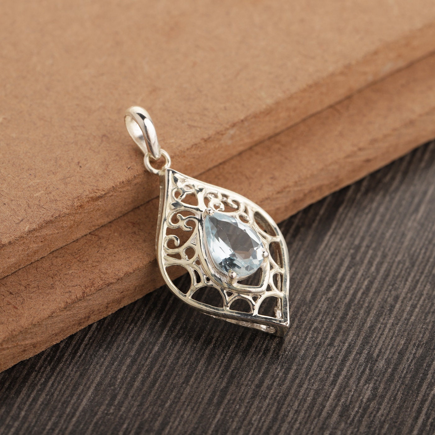 Ciondolo Artigianale In Argento 925 Con Topazio Blu Svizzero Naturale A Cuore 5 Cm - Unisex, Regalo