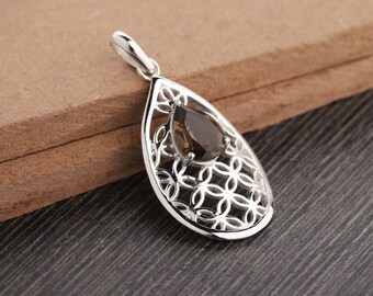 Ciondolo in quarzo fumé, pietra preziosa sfaccettata a forma di pera. Bellissimo ciondolo - Argento Sterling 925. Ciondolo in quarzo fumé fatto a mano. Lunghezza 38 mm.