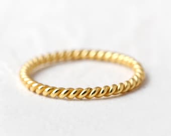 Dunne gedraaide gouden ring, 14k gouden minimalistische ring, stapelbare ring, sierlijke gouden ring, elegante touwband, slanke alledaagse ring, verjaardagscadeau