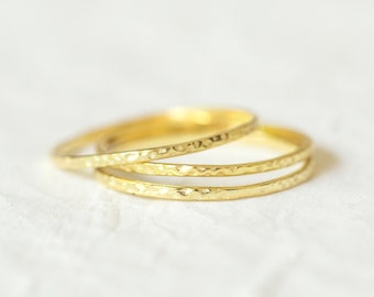 Anel empilhável banhado a ouro 14k, anel pequeno martelado em ouro, anel de compromisso, anel marcante em ouro, anel de noivado, aliança de casamento pequena unissex