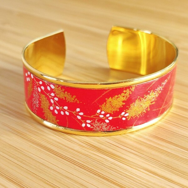Bracelet manchette, jonc en laiton doré et papier japonais, modèle YÜNA