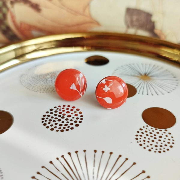 Polymer clay earrings in terracotta color and white flowers, Chippu model