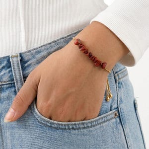 Armband mit Rohkristallsplittern, verstellbarer Bolo-Armreif aus Gold mit Kordelzug, Schmuck aus Peridot, Rosenquarz und rotem Jaspis, Geburtstagsgeschenk für die Schwester