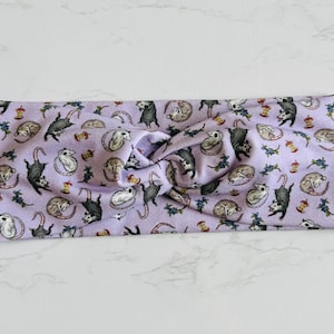 Bandeau torsadé mauve à imprimé opossum : faux turban en tricot doux