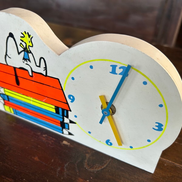 Horloge vintage Snoopy en bois en état de fonctionnement avec image de chien Snoopy des années 1970 de la série cacahuètes de Charlie Brown