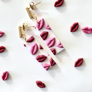 手作りポリマークレイのキスリップイヤリング：長方形ダングル