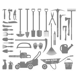Op de afbeelding: Een verzameling grijze tuingereedschappen, waaronder schoppen, harken, een grasmaaier en een kruiwagen. De kruiwagen heeft de tekst "Made In Casa". Andere gereedschappen zijn een gieter, een bijl en een snoeischaar.