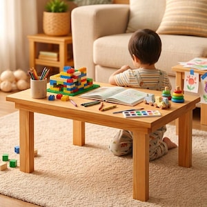 Puede incluir: Una mesa rectangular de madera clara que presenta una colección de bloques de construcción de plástico coloridos, un libro abierto, un portalápices con lápices de colores, crayones sueltos, un set de acuarelas y pequeños vehículos de juguete de madera.
