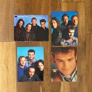 Puede incluir: Cuatro fotografías impresas que muestran a la banda Wet Wet Wet. Las imágenes presentan varios retratos grupales y un retrato en primer plano de un miembro de la banda. Las impresiones incluyen fondos azules, ropa oscura y el texto Wet Wet Wet y Marti Pellow.