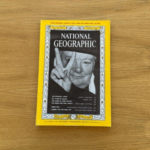 Pode incluir: Uma revista National Geographic vintage de agosto de 1965, com um retrato de Winston Churchill na capa. A revista tem uma borda amarela e apresenta artigos sobre história e cultura.