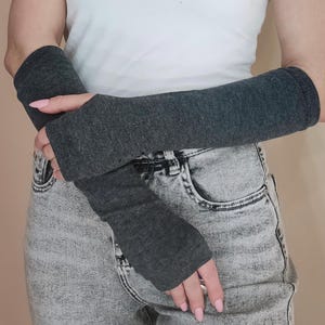 Graue fingerlose Armstulpen: Lange, dehnbare Nylon-Fäustlinge für Damen